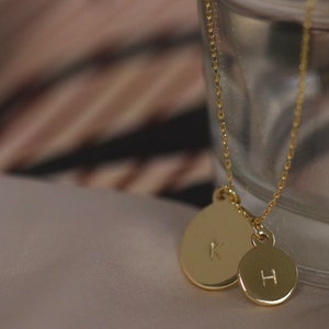 Collar con inicial estampada a mano en oro, regalo personalizado para madre e hija, colgante con letra grabada personalizada, delicado collar con tarjeta, regalo para mamá