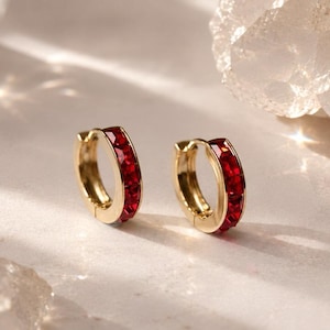 Boucles d'oreilles avec pierre de naissance de juillet : créoles en cristal de rubis Swarovski, plaqué or 18 carats minimalist Huggies