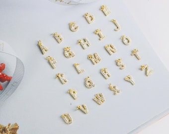 Charm inicial de circonita cúbica chapado en oro: pieza de joyería personalizada con letra de cristal