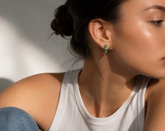 Boucles d'oreilles dorées avec pierre de naissance du mois de mai : créoles en cristal Swarovski émeraude, Huggies minimalistes à porter au quotidien