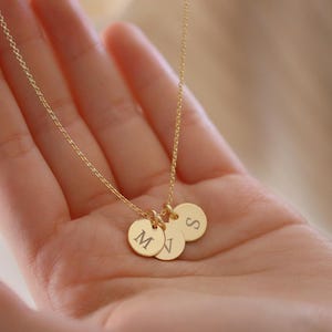 Collar con inicial en forma de disco bañado en oro, joyería con inicial grabada, regalo de cumpleaños para ella, collar redondo personalizado con nombre, regalo de San Valentín