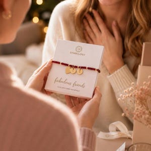Pulsera personalizada de cuentas de rubí: dije con inicial, piedra natural, chapada en oro.