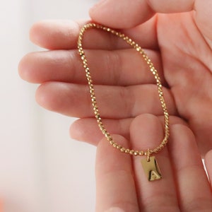 Pulsera con inicial personalizada en oro, regalo de cumpleaños para ella, pulsera con dije de etiqueta de identificación, pulsera personalizada, pulsera de cuentas de oro, pulsera con alfabeto