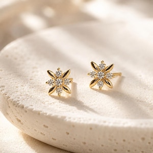 Pendientes de botón con forma de estrella en vermeil de oro: delicados pendientes celestiales de circonita cúbica en plata 925 para mujer.