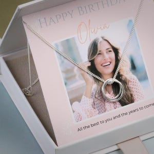 Regalo di compleanno personalizzato per lei, collana con cerchio interconnesso in argento massiccio 925, regalo fotografico personalizzato per un'amica speciale, gioielli commemorativi