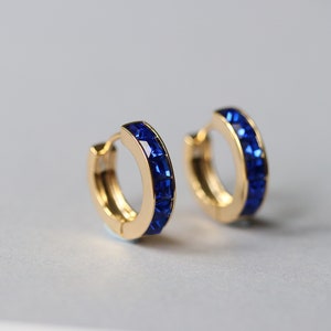Boucles d&#39;oreilles avec pierre de naissance de septembre, créoles en cristal saphir CZ, créoles en cristal Swarovski dorés, cadeau d&#39;anniversaire pour elle, cadeau de fête des mères