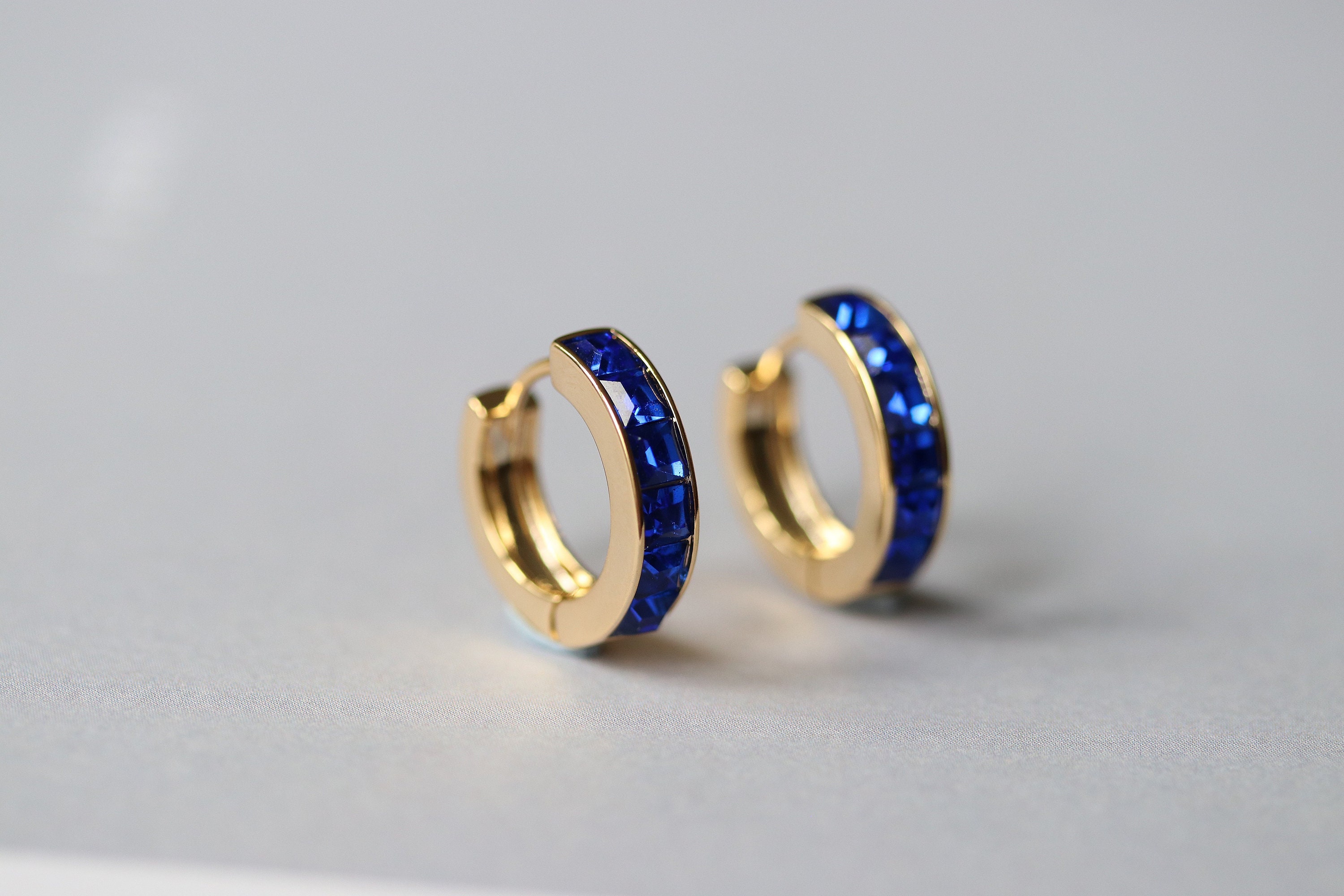 Boucles D'oreilles Créoles En Acier Inoxydable Avec Zircons Bleu Saphir - Style Luxe Vintage - Neuf Avec étiquettes