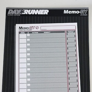 Op de afbeelding: Een Day Runner Classic Edition Memo-RY notitieblok met 25 pagina's. De zwarte kaft heeft witte tekst en dunne verticale lijnen. De binnenpagina is een wit en grijs takenlijstje met kolommen voor itemnummer, actie, onderwerp en prioriteitsstatus.