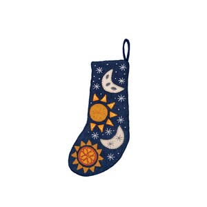 Op de afbeelding: Een donkerblauwe vilten kous met een hemels patroon van twee gele zonnen, twee lichtgrijze maansikkels en kleine witte geborduurde sterren verspreid over het oppervlak. De kous is voorzien van een bijpassende donkerblauwe ophanglus.