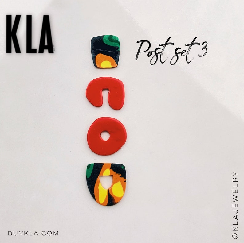 Puede incluir: Un conjunto de tres pendientes de arcilla polim&eacute;rica de colores. Los pendientes tienen forma de cuadrado, C y c&iacute;rculo. Los pendientes cuadrados y redondos tienen un patr&oacute;n abstracto negro y verde con acentos amarillos y naranjas. El pendiente en forma de C es rojo. El texto "Post set 3" est&aacute; escrito en cursiva negra sobre un fondo blanco.