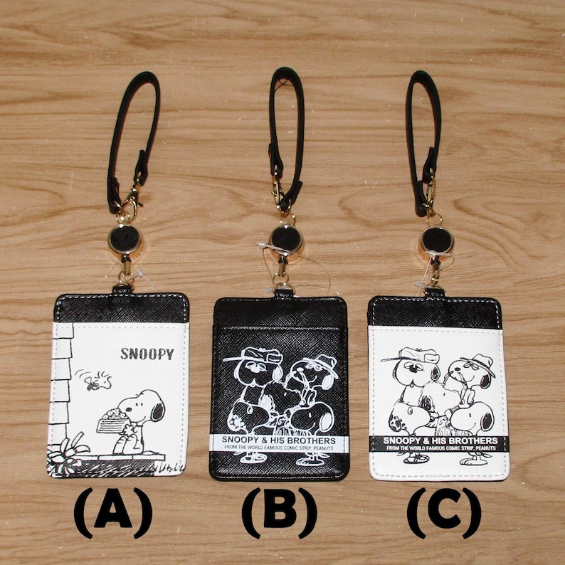 Japan Snoopy Reel Card Holder Pass Case Black and White