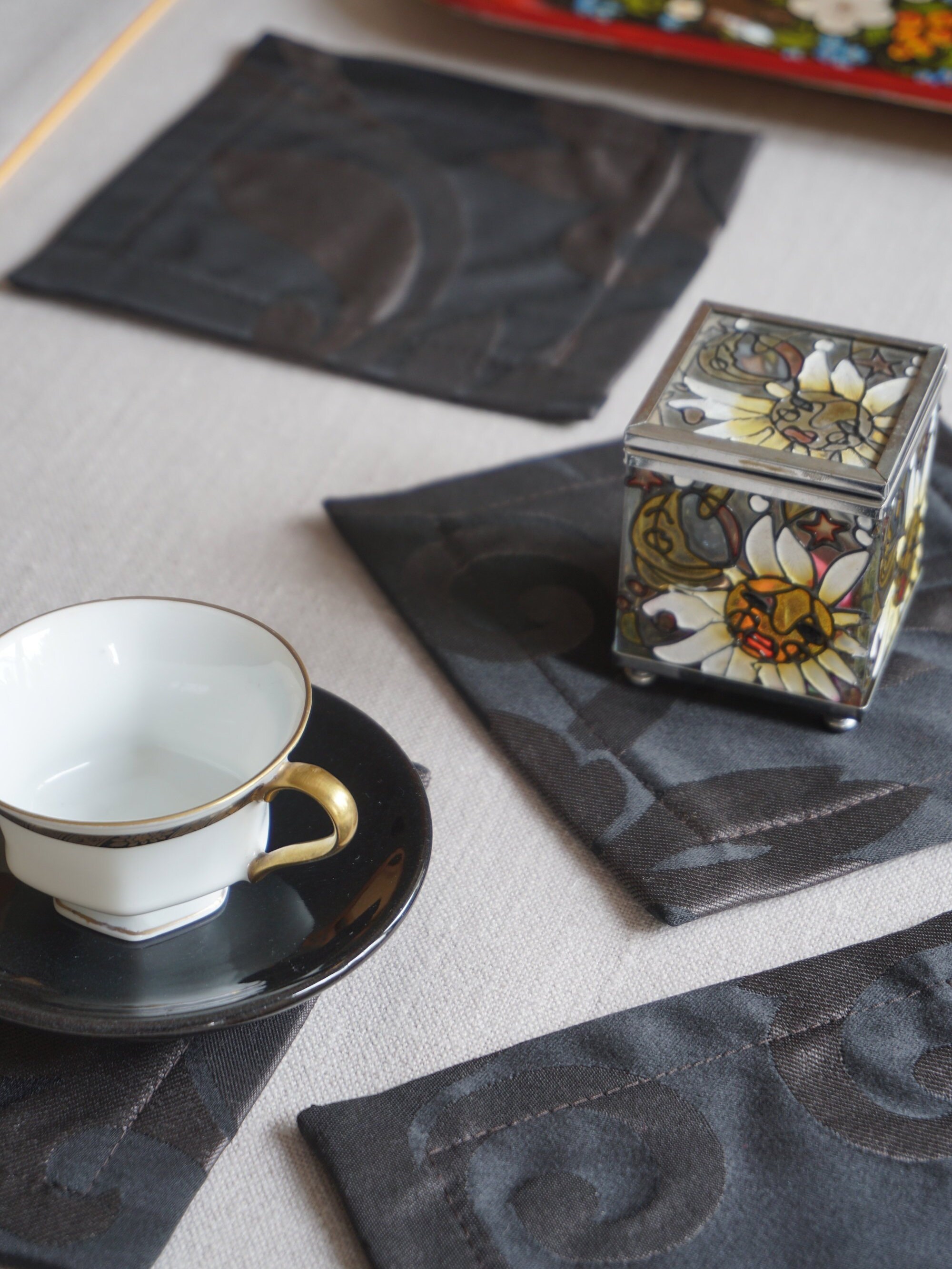 Elegant Minimalistic Black Placemats and Coasters Set With Floral