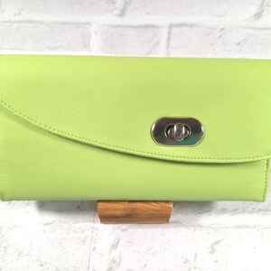 Großes Portmonee oder Clutch aus hellgrünem Kunstleder und hellgrüner Baumwolle mit weißen Blättern