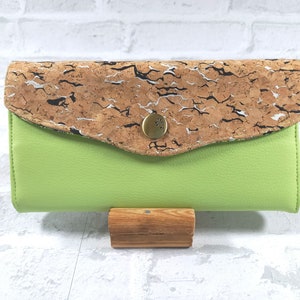 Großes Portmonee oder Clutch aus hellgrünem Kunstleder mit Kork und bunter Baumwolle