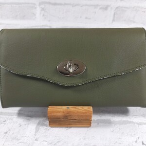 Cartera grande o clutch, bolso de polipiel caqui y algodón con flores
