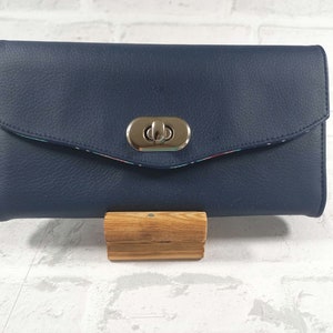 Großes Portmonee oder Clutch, Geldbeutel aus marineblauem Kunstleder und Baumwolle mit Retroblumen