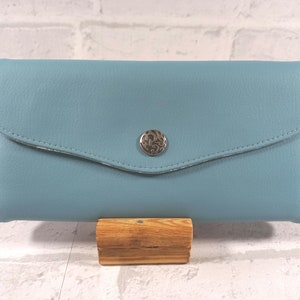 Cartera grande o clutch, monedero de polipiel y algodón azul claro con amonitas grises