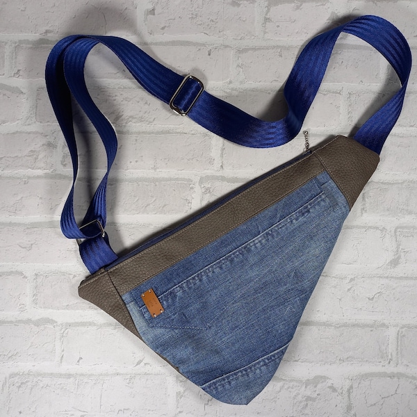 UPCYCLING Slingbag, Crossbag oder Bauchtasche aus grauem Kunstleder und Jeans