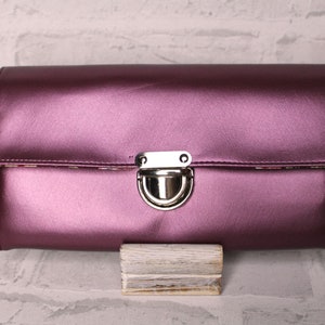 Großes Portmonee oder Clutch: Damengeldbeutel aus Kunstleder in beeremetallic mit Steckschloss, Innenfutter bunte Baumwolle mit Blumenmuster