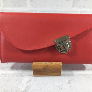 Carteira ou clutch grande: carteira feminina feita de couro sintético vermelho com cadeado, forro de algodão vermelho