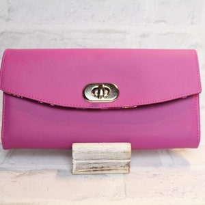 Cartera grande o clutch: cartera para mujer de piel sintética rosa con cierre giratorio, algodón negro con rosas