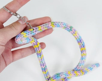 Häkeln Sie Wanddekor Baby hängend Strickbuchstabe Dekor Draht Wort benutzerdefinierte Name Dekor Kinderzimmer Tricotin Name personalisierte Schmuckstück Kinder Schlüsselanhänger