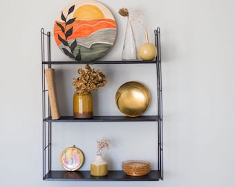 Estantería de pared vintage de metal lacado en negro: estantería modular de hierro