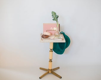 Mesa lateral vintage com tampo de mármore: suporte para plantas com detalhes em latão