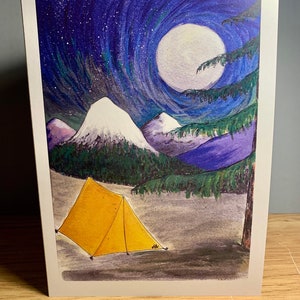 Cartão de aventura de acampamento, montanhas e barraca, céu noturno estrelado, lua cheia, cena de montanha enluarada, pintura em guache em aquarela, cartão de felicitações