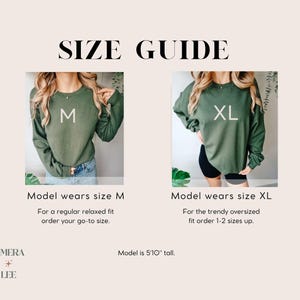 Może przedstawiać: Przewodnik po rozmiarach z dwoma modelkami w oliwkowych bluzach, rozmiary M i XL. Tekst wyjaśnia rozmiary dla luźnego i powiększonego dopasowania. Modelka ma 1,78 m wzrostu. Marka "Kimera Lee".