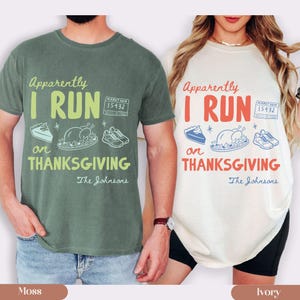 K&ouml;nnte beinhalten: Ein moosgr&uuml;nes T-Shirt und ein elfenbeinfarbenes T-Shirt, beide mit dem Text "Apparently I RUN on THANKSGIVING", Grafiken eines Tortenst&uuml;cks, eines gebratenen Truthahns, Laufschuhen, einer Startnummer 15432 und dem Text "The Johnsons".