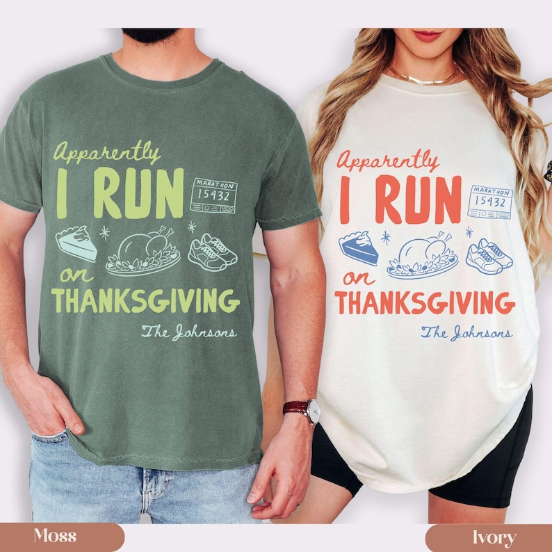 K&ouml;nnte beinhalten: Ein moosgr&uuml;nes T-Shirt und ein elfenbeinfarbenes T-Shirt, beide mit dem Text "Apparently I RUN on THANKSGIVING", Grafiken eines Tortenst&uuml;cks, eines gebratenen Truthahns, Laufschuhen, einer Startnummer 15432 und dem Text "The Johnsons".