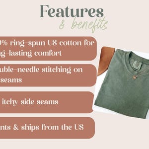 Puede incluir: Camiseta verde oliva con cuello redondo, doblada. La imagen incluye texto que destaca caracter&iacute;sticas como 100% algod&oacute;n estadounidense hilado en anillo y costuras dobles. Tambi&eacute;n se ve un collar y un accesorio marr&oacute;n.