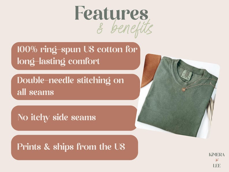 Puede incluir: Camiseta verde oliva con cuello redondo, doblada. La imagen incluye texto que destaca caracter&iacute;sticas como 100% algod&oacute;n estadounidense hilado en anillo y costuras dobles. Tambi&eacute;n se ve un collar y un accesorio marr&oacute;n.