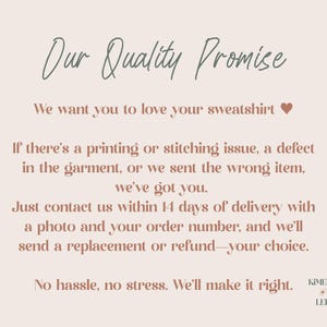 Może przedstawiać: Kremowa grafika z tekstem "Our Quality Promise" w odręcznej czcionce. Tekst obiecuje wymianę lub zwrot pieniędzy w ciągu 14 dni od dostawy w przypadku problem&oacute;w z drukiem lub szyciem. Nazwa marki "KIMERA + LEE" znajduje się na dole.