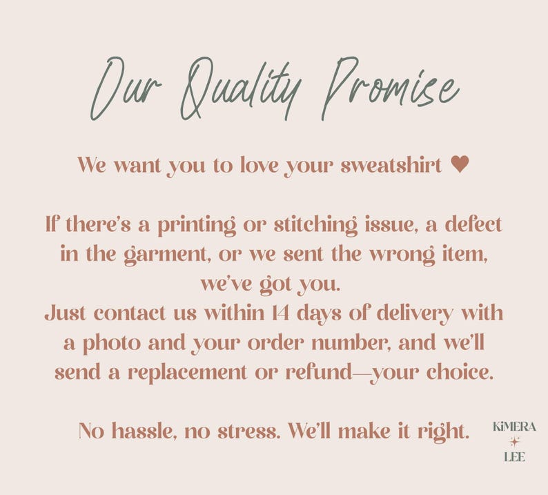 Może przedstawiać: Kremowa grafika z tekstem "Our Quality Promise" w odręcznej czcionce. Tekst obiecuje wymianę lub zwrot pieniędzy w ciągu 14 dni od dostawy w przypadku problem&oacute;w z drukiem lub szyciem. Nazwa marki "KIMERA + LEE" znajduje się na dole.