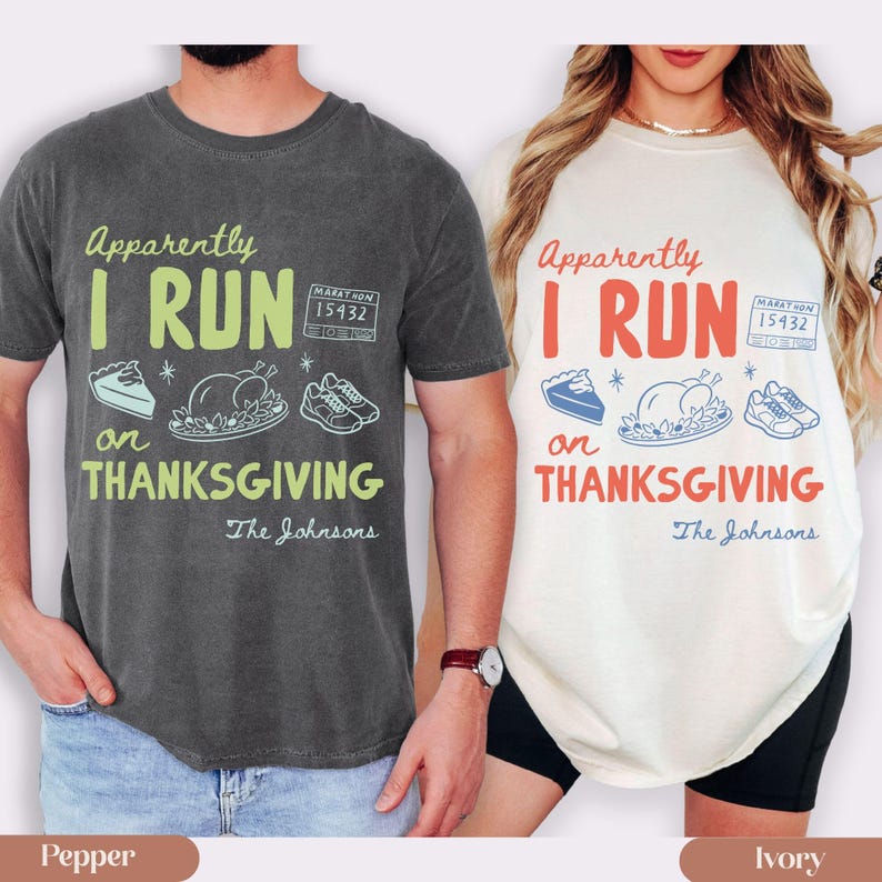 K&ouml;nnte beinhalten: Ein anthrazitfarbenes T-Shirt und ein elfenbeinfarbenes T-Shirt, jeweils mit dem Text "Apparently I RUN on THANKSGIVING" und einer Grafik eines Tortenst&uuml;cks, eines gebratenen Truthahns, eines Paars Turnschuhe, einer Startnummer "15432" und "The Johnsons".