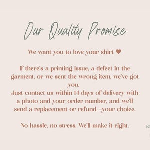 K&ouml;nnte beinhalten: Eine hellrosa Infografik mit dunklem Text: Our Quality Promise. We want you to love your shirt. If there's a printing issue, a defect in the garment, or we sent the wrong item, we've got you. Contact us within 14 days of delivery. Kimera + Lee.