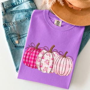 Rosa pumpa-tröja med konstgjord lapptäcke, bekväma färger, kokett rosa, läskig säsong, rutig pumpa, bröstcancer, kawaii flickig t-shirt