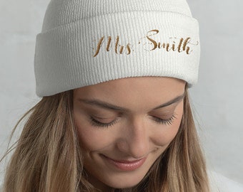 Geschenk für Die Braut, personalisierte Beanie, Gold Mütze, Beanie mit Manschetten, Gemütliche Winter Junggesellinnenabzeichen, Hochzeitsgeschenk, Verlobungsgeschenk