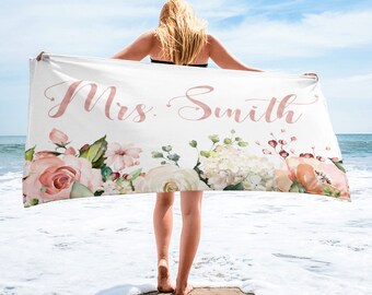Geschenk für Braut, personalisiertes Handtuch, Roségold Mrs Geschenk, Individuelles Strandtuch, Junggesellinnenabzeichen Party, Brautparty, Aquarell Blumen Geschenk