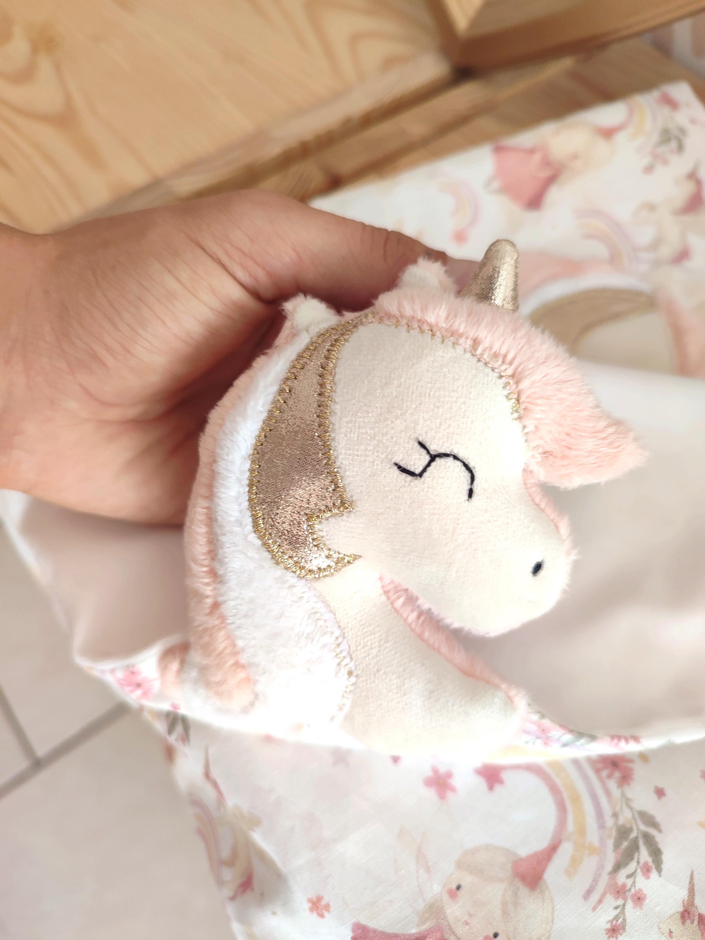 ポリー・ザ・ユニコーンの手刺繍入りぬいぐるみ - カスタマイズ可能