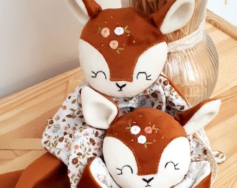 Doudou Biche Rosie - personalizable y bordado a mano - creación artesanal según las normas CE, probado en laboratorio