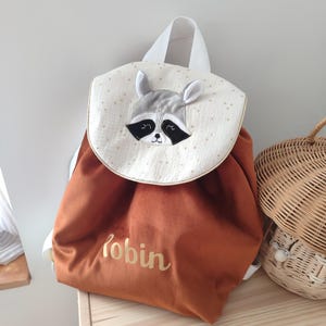 Sac à dos maternelle personnalisable – Modèle Janon Raton Laveur câlin cousu main