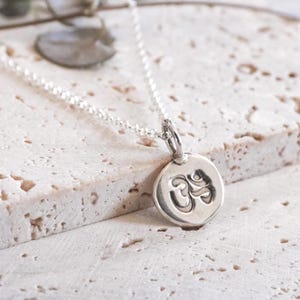 Collar con delicado dije del símbolo Om: Colgante de yoga de plata 925 hecho a mano por Ula Jewellery