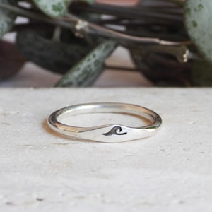 Anel delicado com ondas: anel empilhável de prata esterlina reciclada, presente para surfista - Ula Jewellery