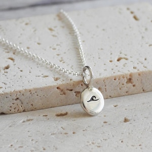 Colar com pingente delicado de onda: pingente artesanal de surfista da Ula Jewellery Cornwall.