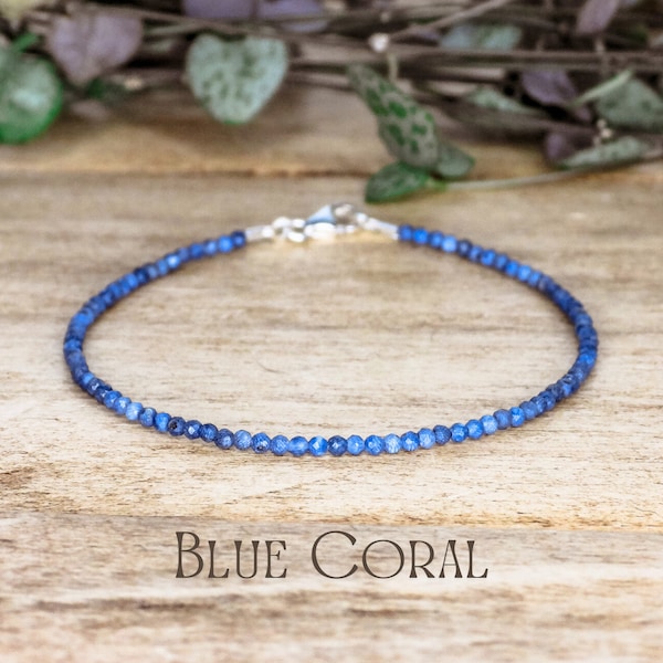 Zierliches Blaues Korallen Edelstein Armband mit Sterling Silber 925 Verschluss, Boho Style Verstellbares Kristall Heil Armband für wilde Schwimmer