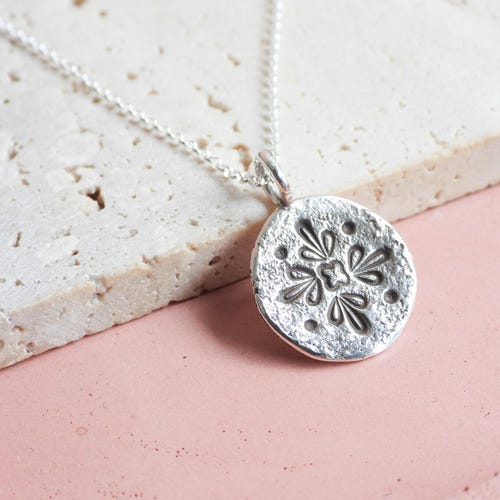 Colar com pingente de mandala rústica: pingente boho feito à mão em prata reciclada da Ula Jewellery