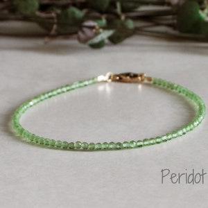 Puede incluir: Un delicado brazalete de piedras preciosas de peridoto verde con cierre de oro. El brazalete está hecho de pequeñas cuentas redondas y es perfecto para el uso diario.